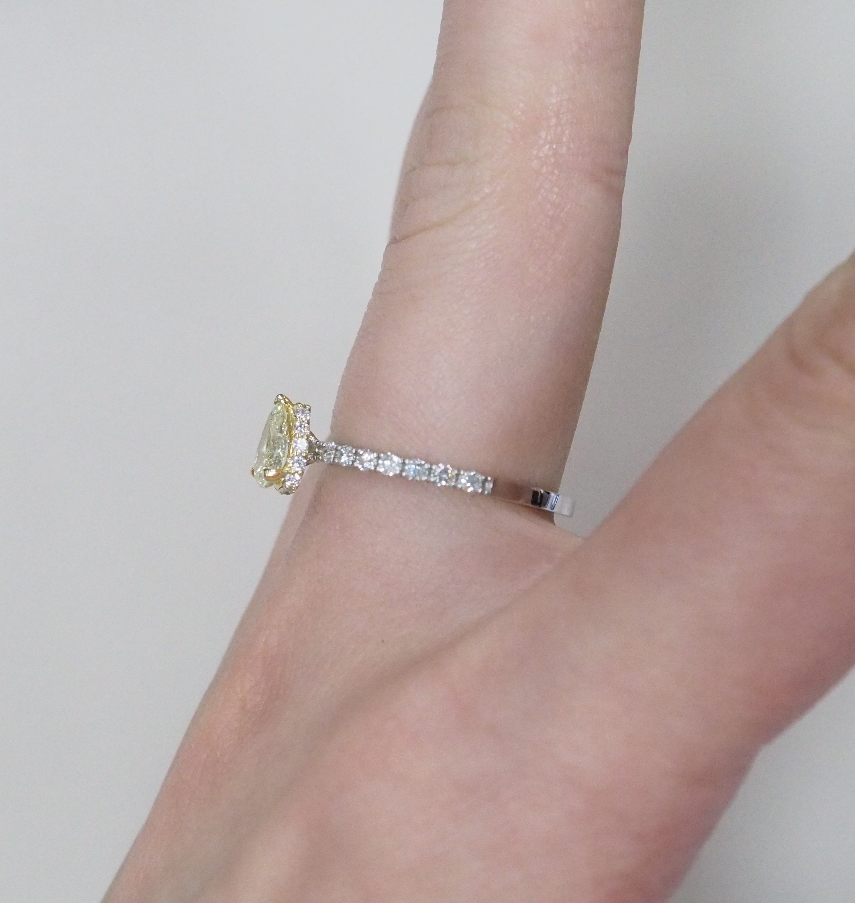 Кольцо из комбинированного золота с желтым бриллиантом